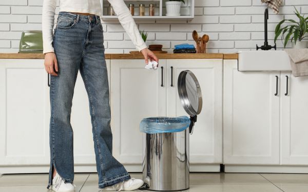 Hình ảnh thùng rác đạp chân 