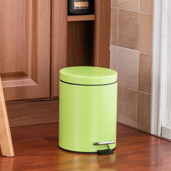Thùng rác trong phòng được làm từ inox cao cấp chống gỉ sét và dễ dàng vệ sinh