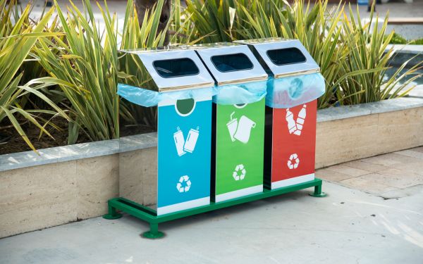 Thùng rác phân loại rác ngoài trời thường được sử dụng trong trường học