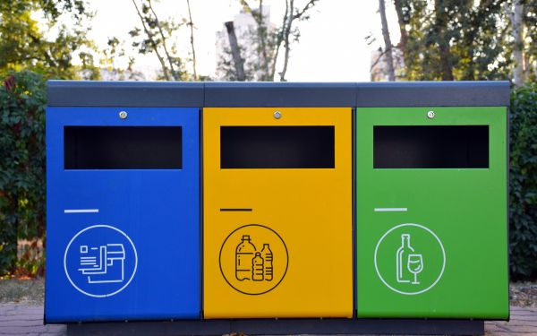 Ứng dụng của thùng rác ngoài trời trong công viên, trường học, bệnh viện