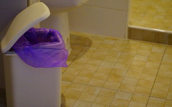 Nên sử dụng thùng rác có nắp đậy cho nhà vệ sinh 