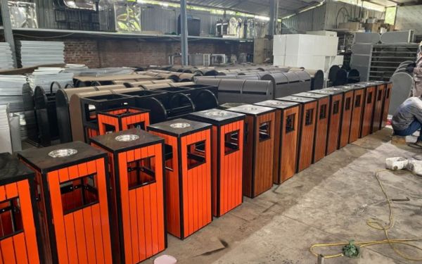 Thùng rác có gạt tàn thuốc