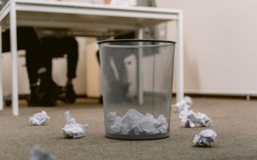 Lợi ích khi sử dụng thùng rác không nắp trong văn phòng