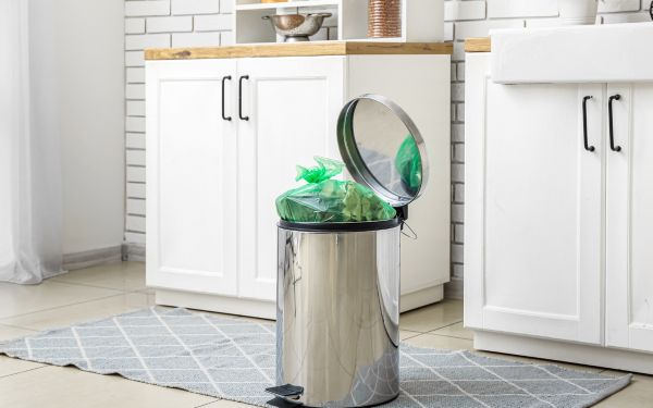 Chọn thùng rác có nắp đậy kín
