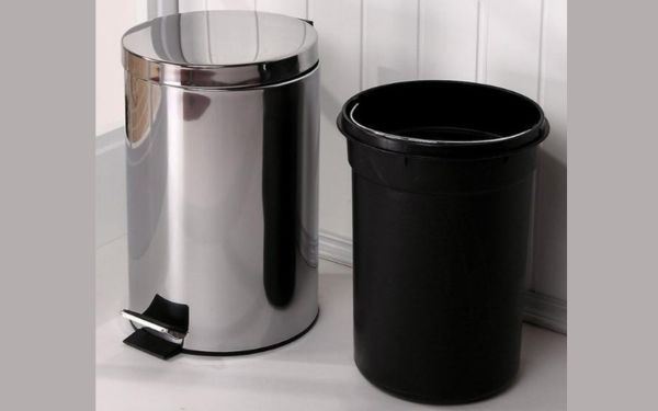 Nên chọn các mẫu thùng rác cho phòng khách tiện lợi khi vệ sinh