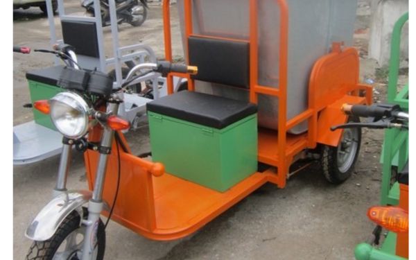 Xe thu rác chạy bằng động cơ