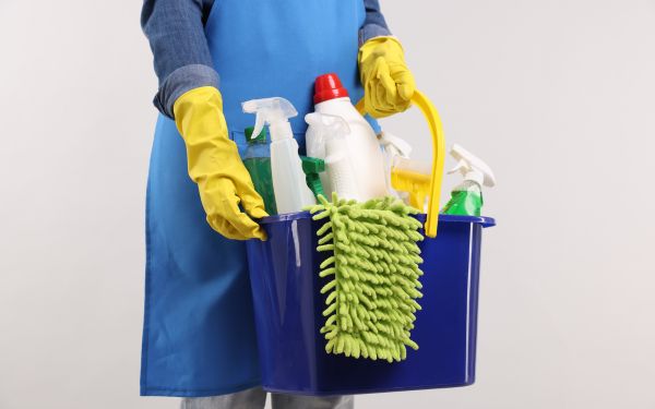 Chuẩn bị dụng cụ hóa chất làm sạch thùng rác