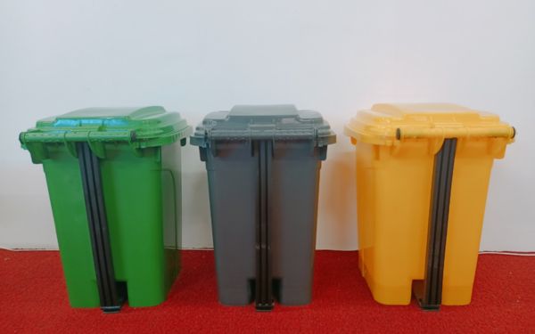 thùng rác nắp đậy