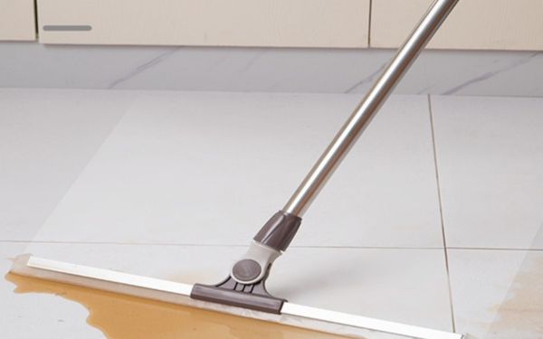 Cách phân biệt cây gạt nước sàn nhà hàng chính hãng