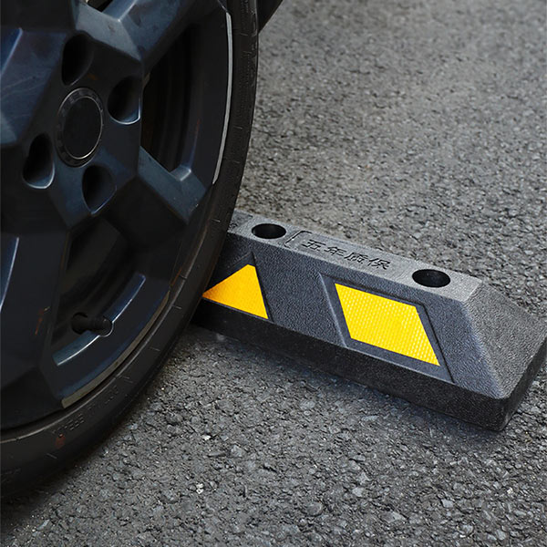 Cục chặn bánh xe cố định được làm từ cao su kết hợp với nhựa cao cấp chịu tải cao