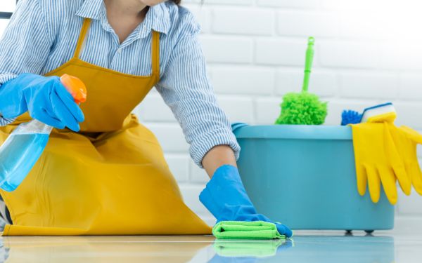 Xô và găng tay cao su giúp bảo vệ khỏi hóa chất tẩy rửa