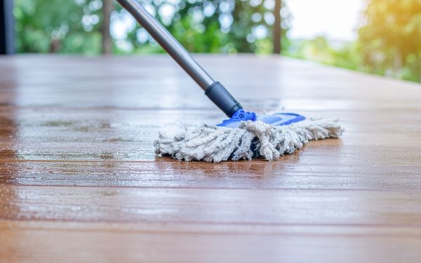 Cây lau sàn được thiết kế để chuyên lau sạch bụi bẩn, vết bẩn trên sàn nhà