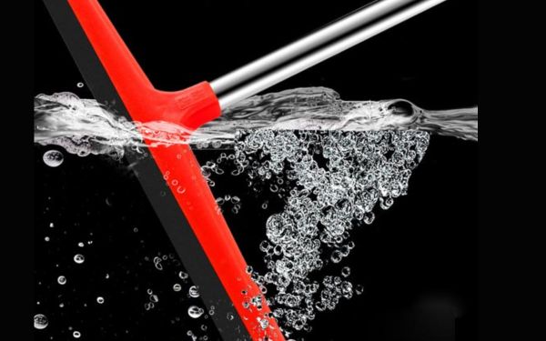 sử dụng cây gạt nước sàn nhà