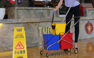 Sự kết hợp của xe vắt móp và cây lau ướt: Bộ đôi tăng tốc hiệu suất làm sạch