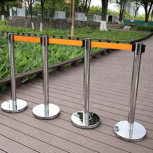 Cột chắn inox dây căng màu cam có thể kết hợp nối các cột chắn với nhau để tạo thành hàng rào