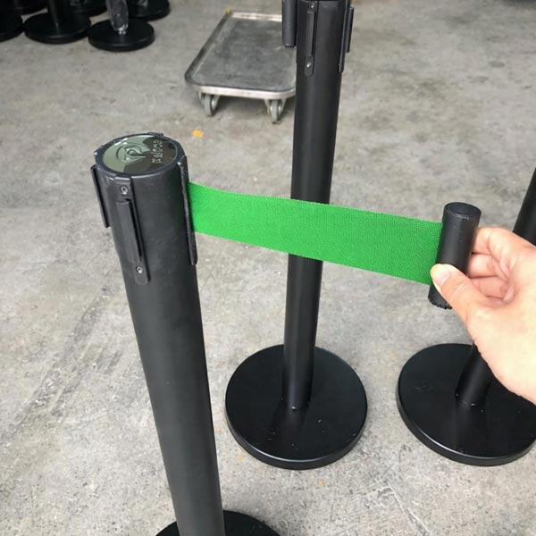 Phần dây căng màu xanh của cột chắn inox