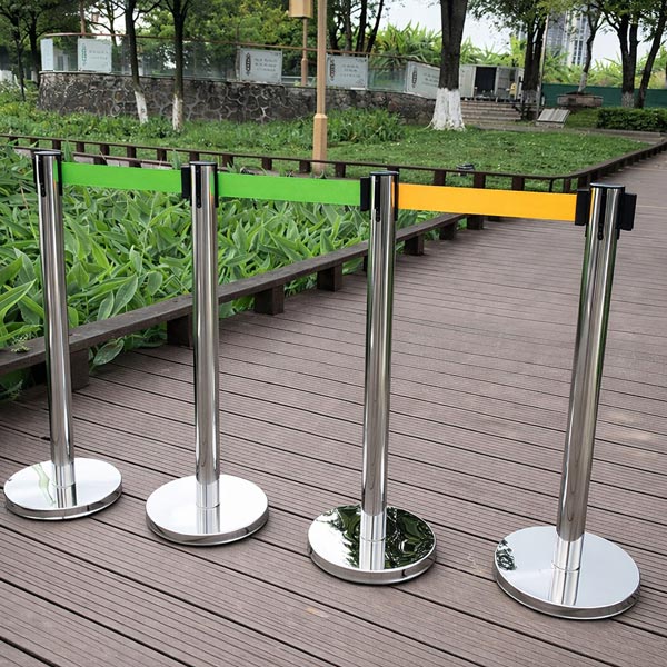 Kết nối dây căng giữa các cột để tạo thành hàng rào phân làn