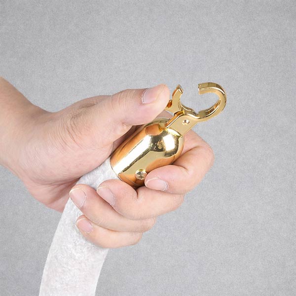 Chốt móc dễ dàng kết nối với thân cột chắn 