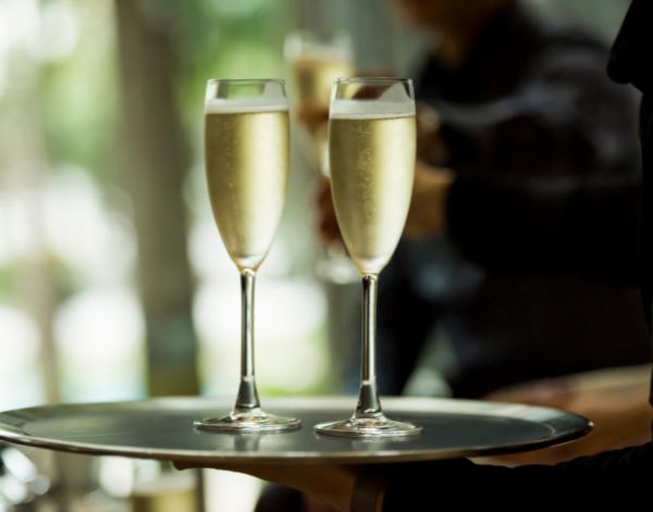 Khay phục vụ inox có bề ngoài sang bóng, sang trọng