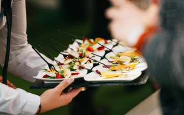 Khay phục vụ là gì? Tổng hợp các loại khay phục vụ nhà hàng nên có