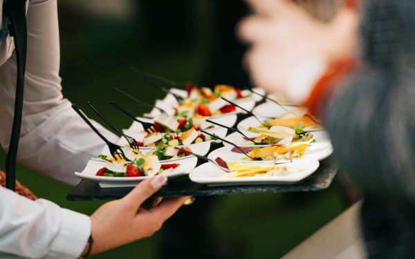 Khay phục vụ là gì? Tổng hợp các loại khay phục vụ nhà hàng nên có