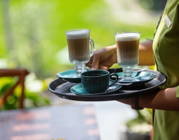 Khay phục vụ thường sử dụng để mang đồ ăn, thức uống ra bàn khách