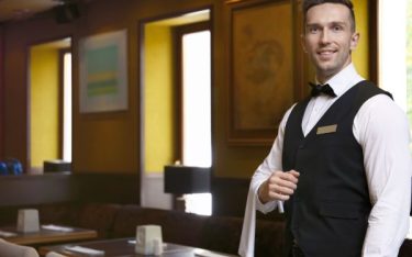 Bật mí kĩ năng bưng bê nhà hàng – Kinh nghiệm bưng bê và thu dọn