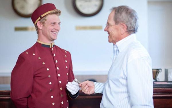 Khái niệm tips là gì? Làm sao để nhân viên nhà hàng được nhận tiền tips nhiều hơn