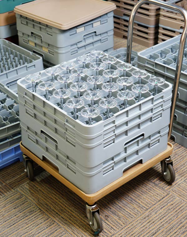 Xe đẩy giúp dễ dàng vận chuyển các rack để ly, giảm rủi ro rơi vỡ