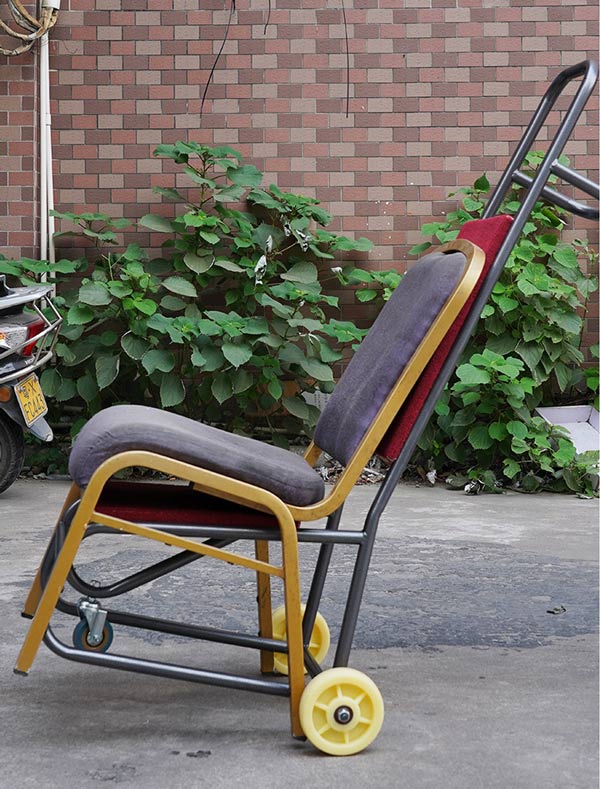 Thiết kế tay nắm đẩy phải vừa tầm, dễ dàng sử dụng