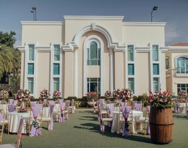 Với số lượng bàn ghế lớn đơn vị tổ chức tiệc cưới nên đầu tư xe đẩy ghế chuyên dụng