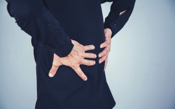 Việc bế ghế bằng tay dễ mất sức, chấn thương cho nhân viên nhà hàng