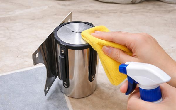 Vệ sinh lại sạch sẽ dầu cột chắn gắn tường