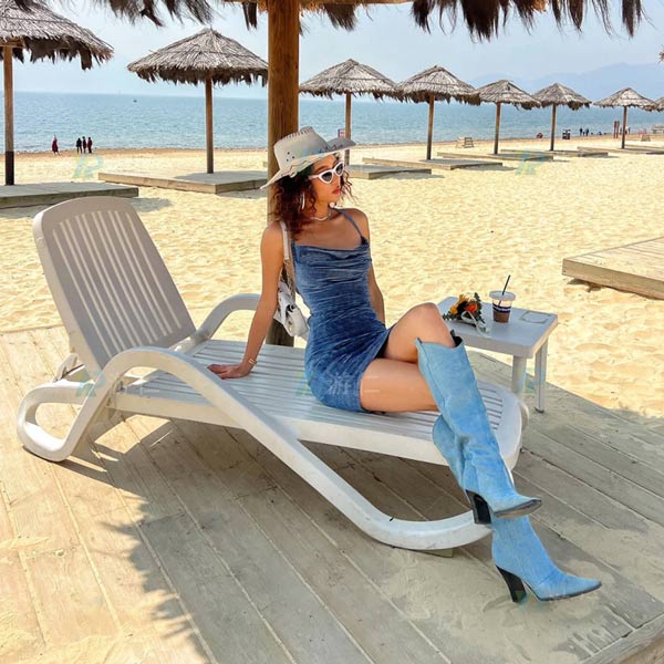 ghế bể bơi bằng nhựa cao cấp