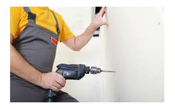 Khoan lỗ không đúng kích thước ảnh hưởng đến độ chắc chắn khi lắp cột chắn gắn tường