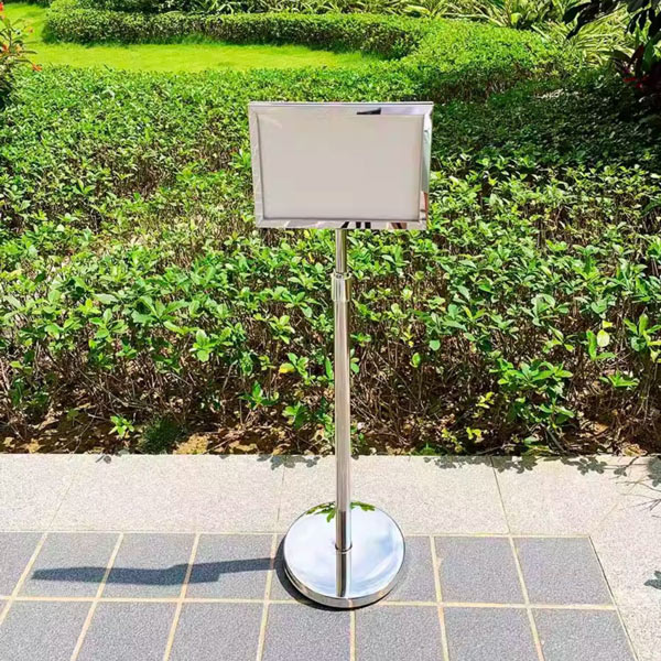 Bảng menu nâng hạ được làm từ inox cao cấp có thể sử dụng tốt ngoài trời