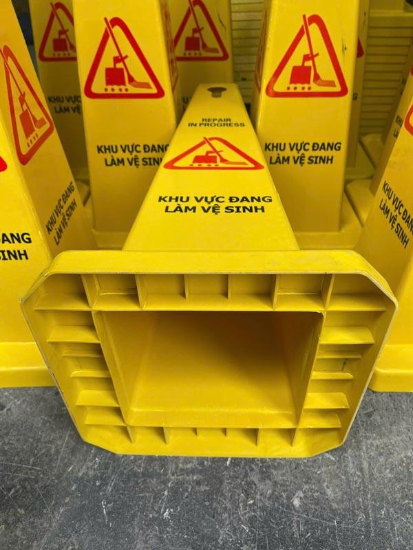 cọc tiêu cảnh báo Poliva được làm từ nhựa HDPE cao cấp, bền bỉ