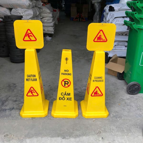 Hình ảnh thực tế cọc tiêu giao thông hình trụ tại kho hàng Poliva