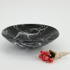 Khay thủy tinh đặt trên thùng rác trang trí