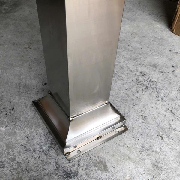 Chân đế chắc chắn có thể bắt ốc vít cố định xuống mặt sàn