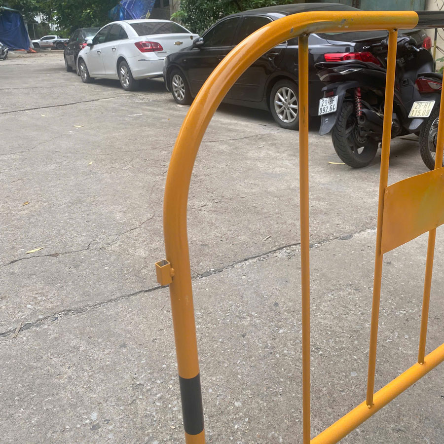 Các tấm rào chắn có thể kết nối lại với nhau tạo thành hàng rào có độ dài tùy nhu cầu của người sử dụng