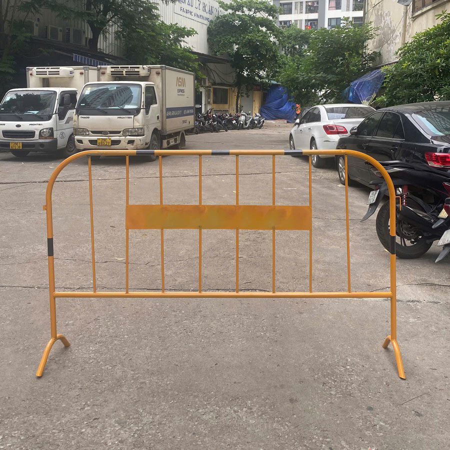 Rào chắn được sơn màu vàng nổi bật giúp người đi đường nhận diện từ xa tốt hơn